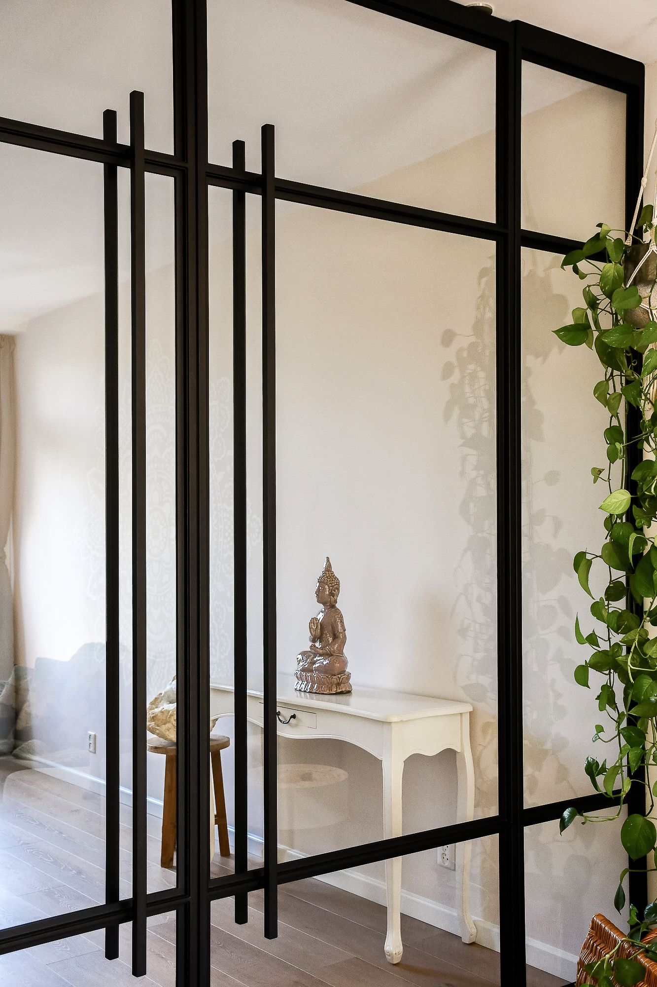 Fully Renovated Apartment with Private Parking in Green Amsterdam Location — 25