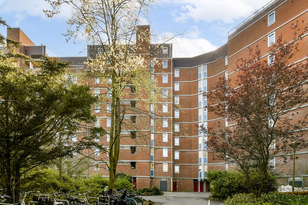 Fully Renovated Apartment with Private Parking in Green Amsterdam Location — 31
