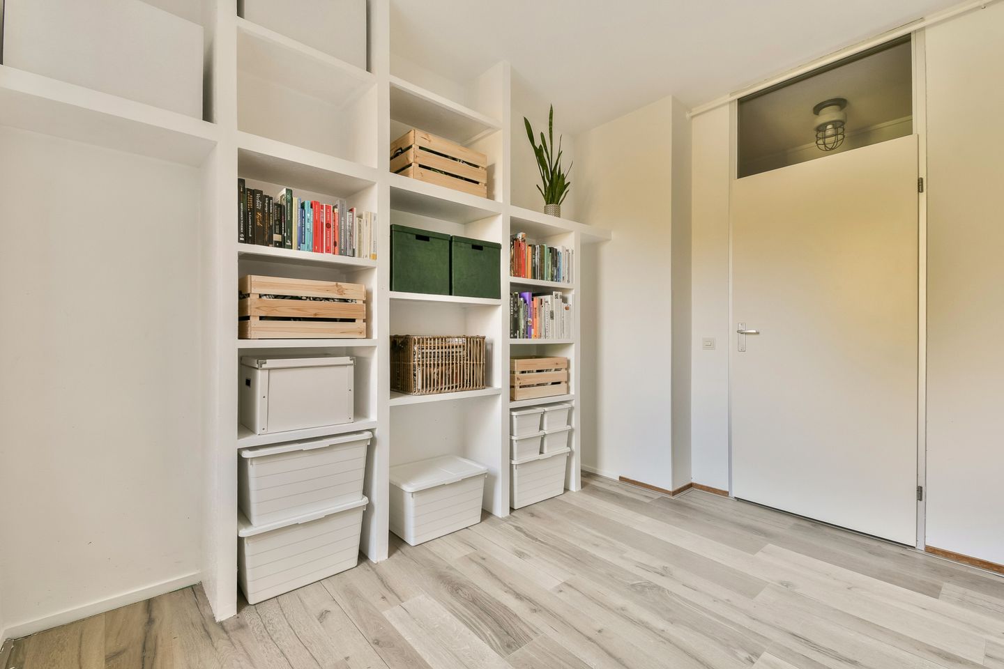 Fully Renovated Apartment with Private Parking in Green Amsterdam Location — 19