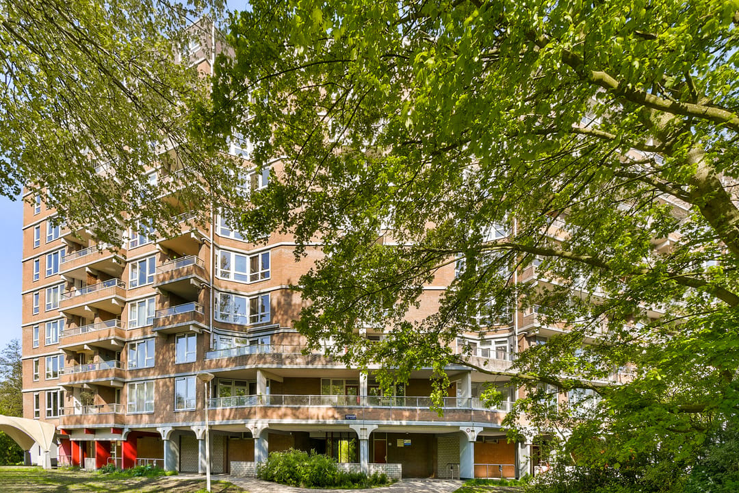 Fully Renovated Apartment with Private Parking in Green Amsterdam Location — 32