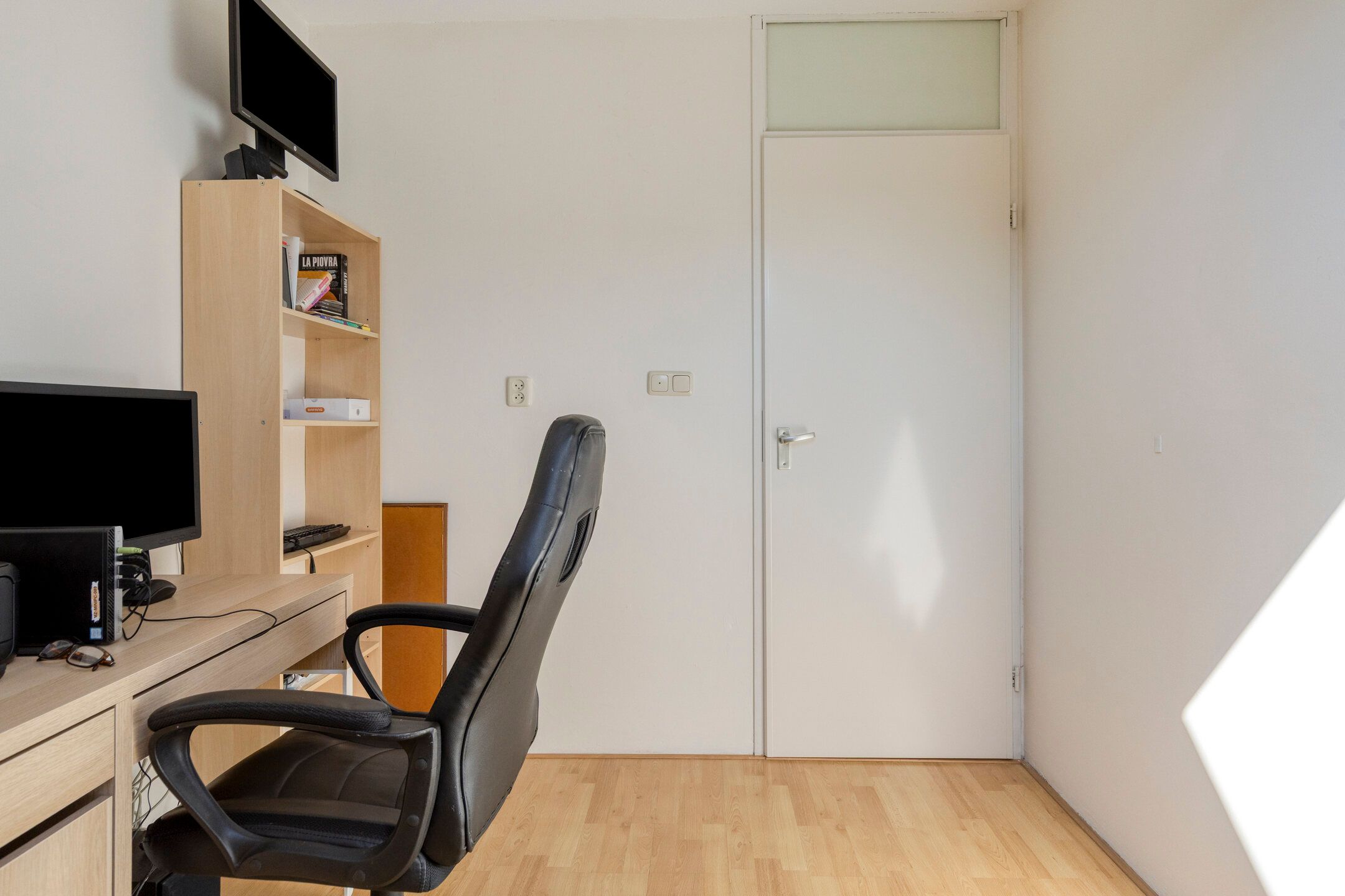 Well-maintained terraced home with private parking and sunny backyard — 15