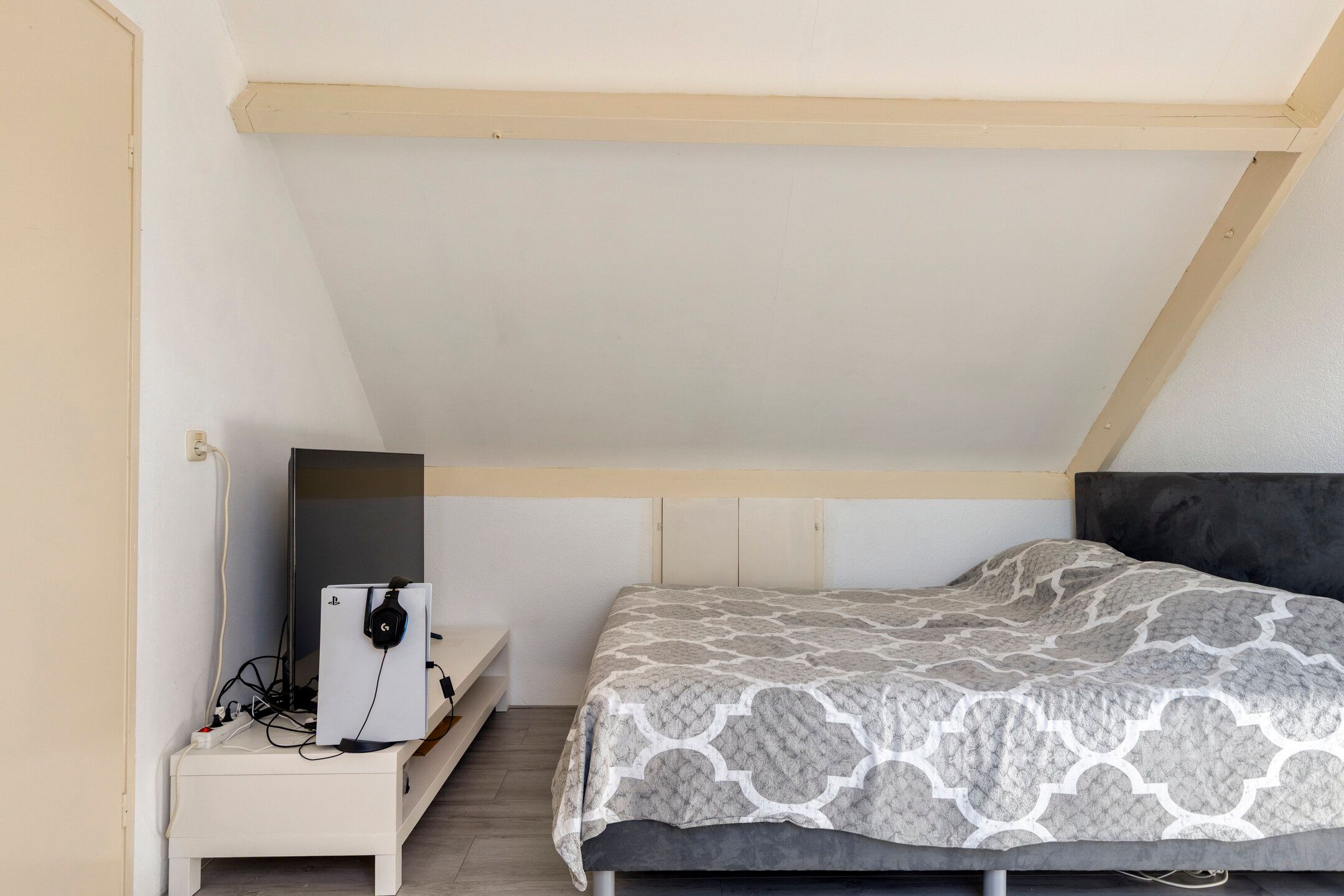 Well-maintained terraced home with private parking and sunny backyard — 21