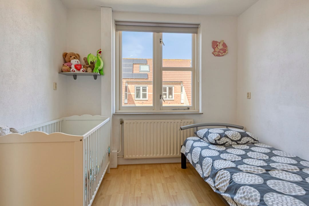 Well-maintained terraced home with private parking and sunny backyard — 16