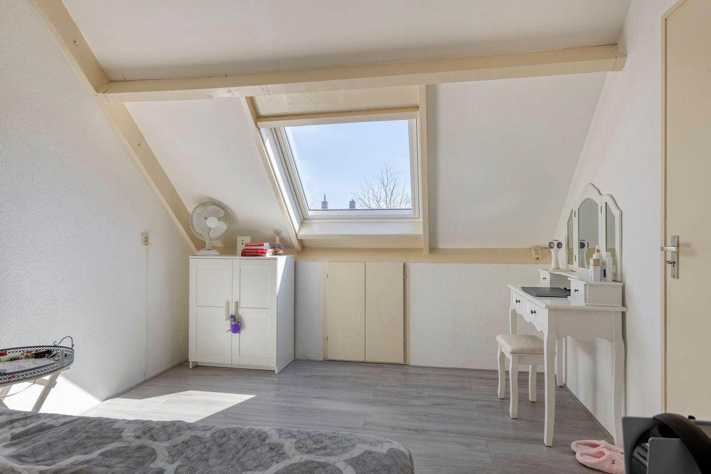 Well-maintained terraced home with private parking and sunny backyard — 20