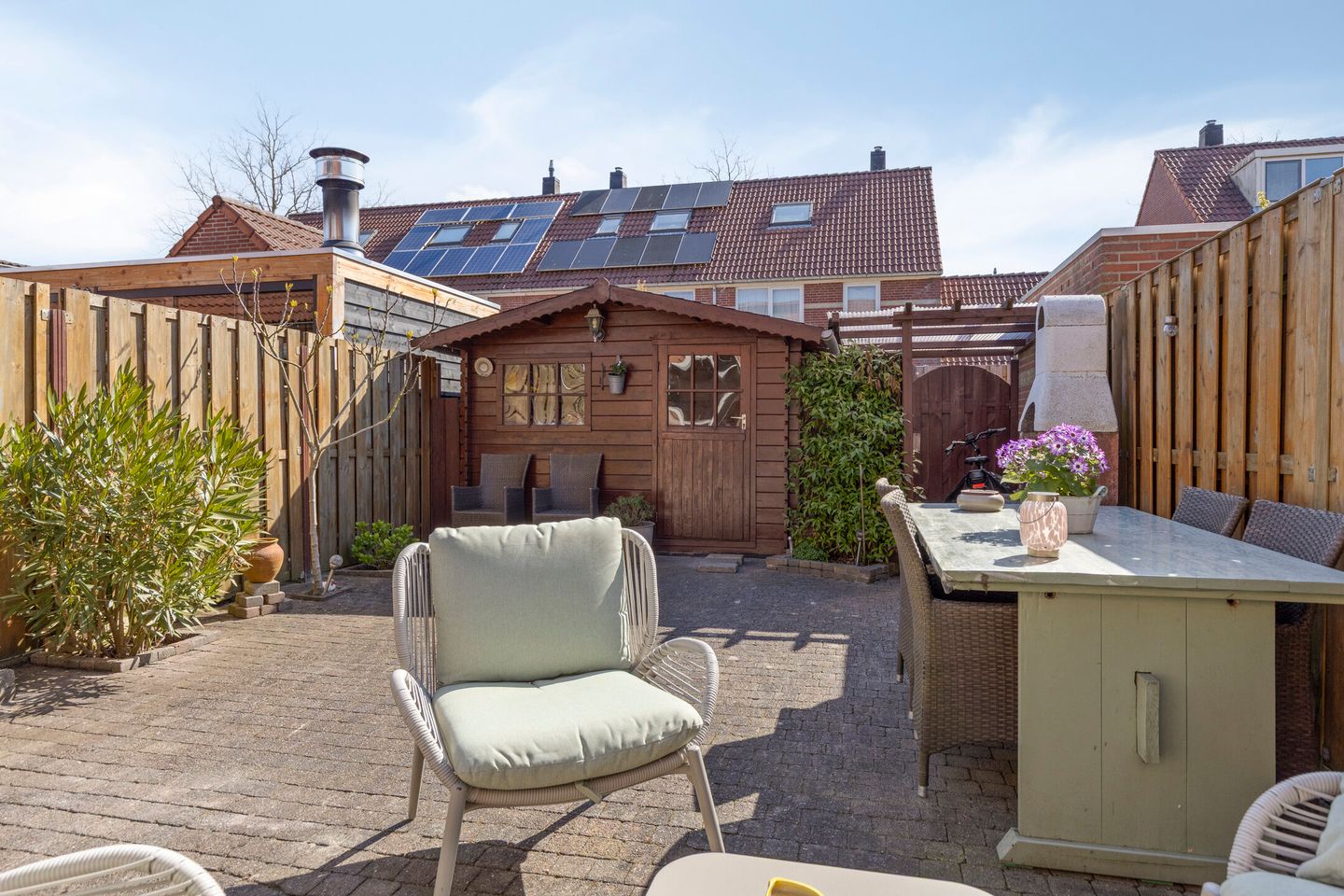 Well-maintained terraced home with private parking and sunny backyard — 25