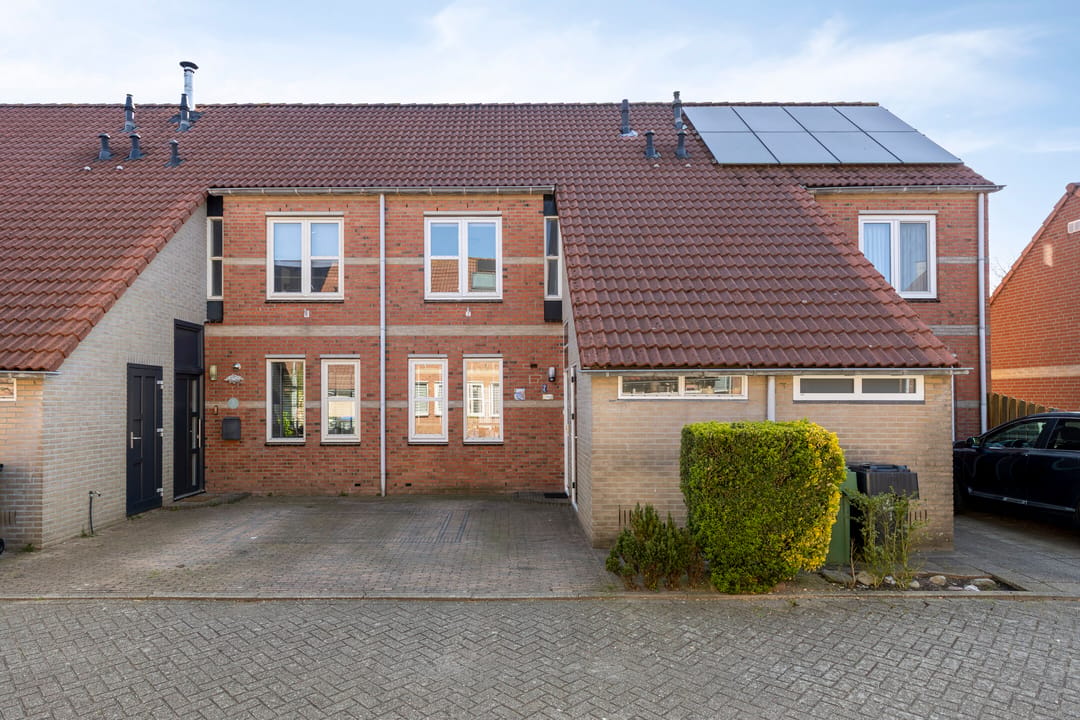 Well-maintained terraced home with private parking and sunny backyard — 26