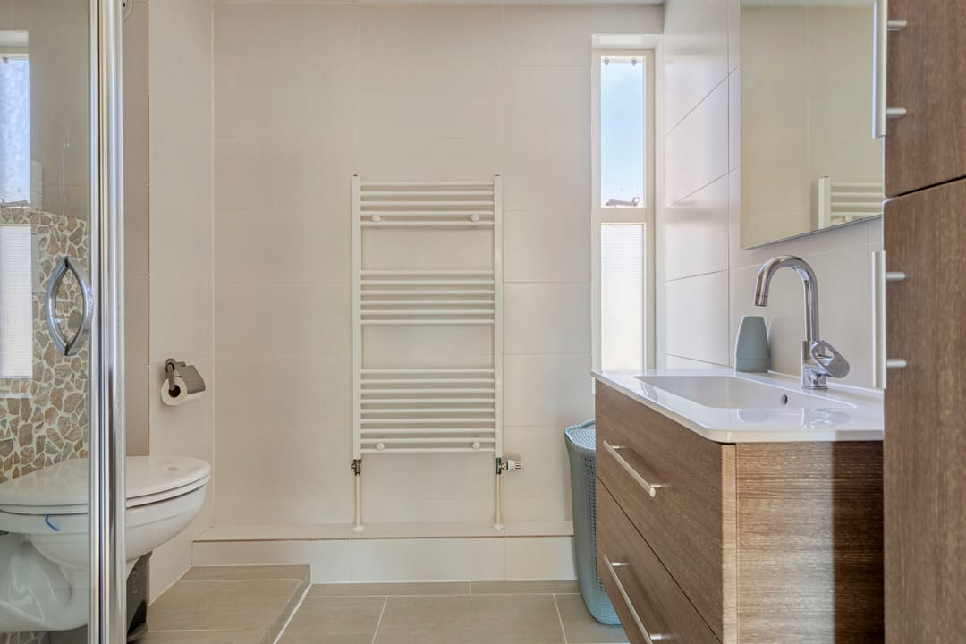 Well-maintained terraced home with private parking and sunny backyard — 17