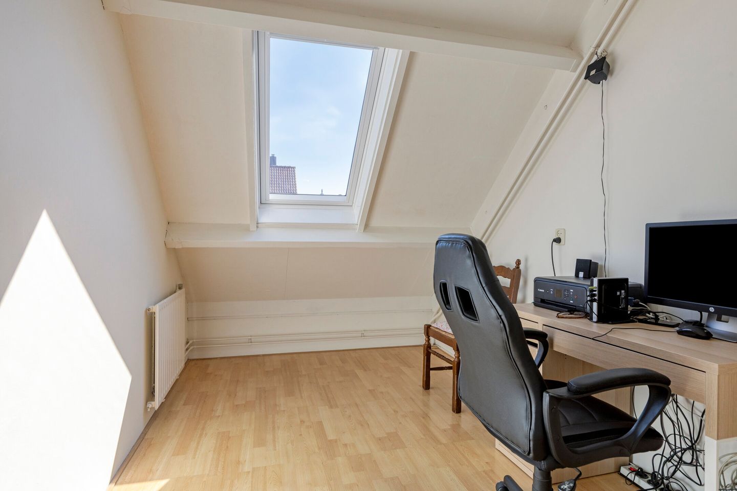 Well-maintained terraced home with private parking and sunny backyard — 14