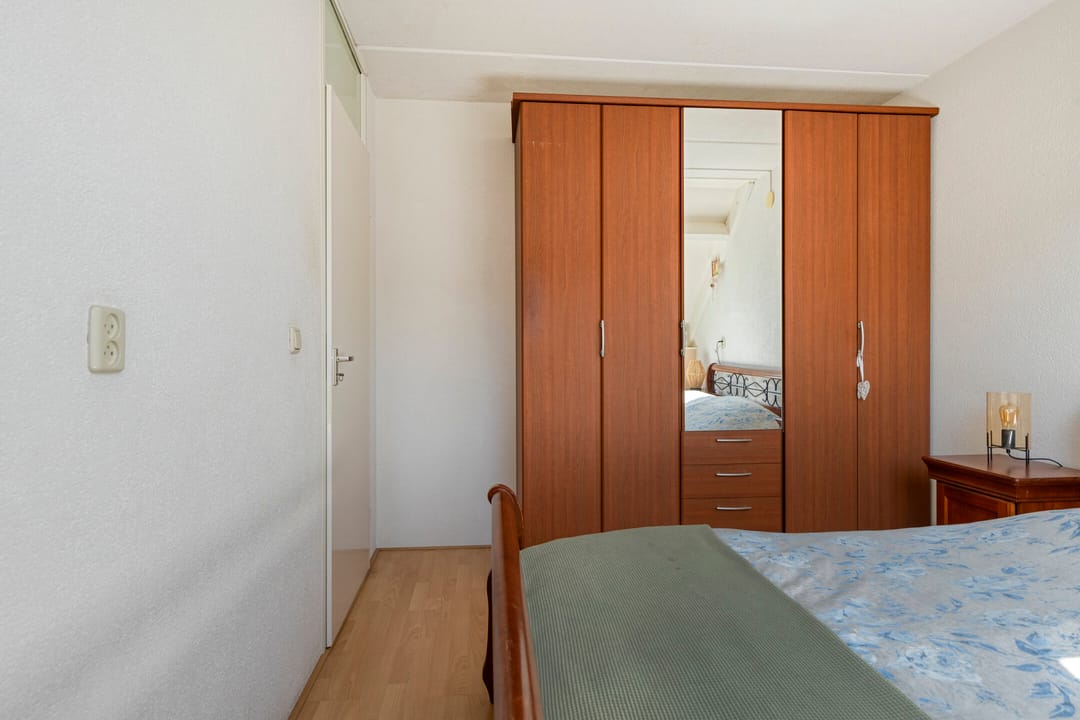 Well-maintained terraced home with private parking and sunny backyard — 13