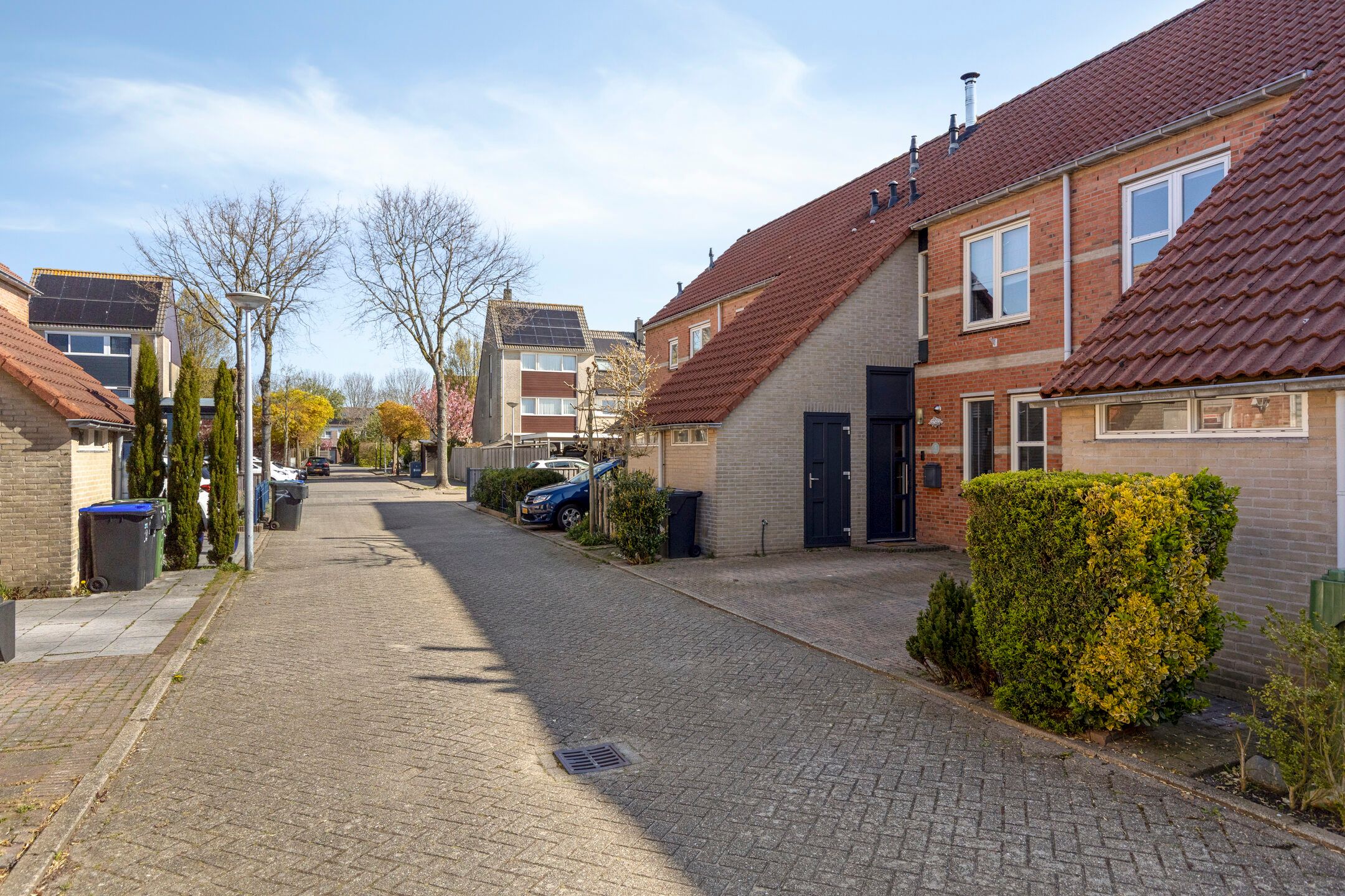 Well-maintained terraced home with private parking and sunny backyard — 27