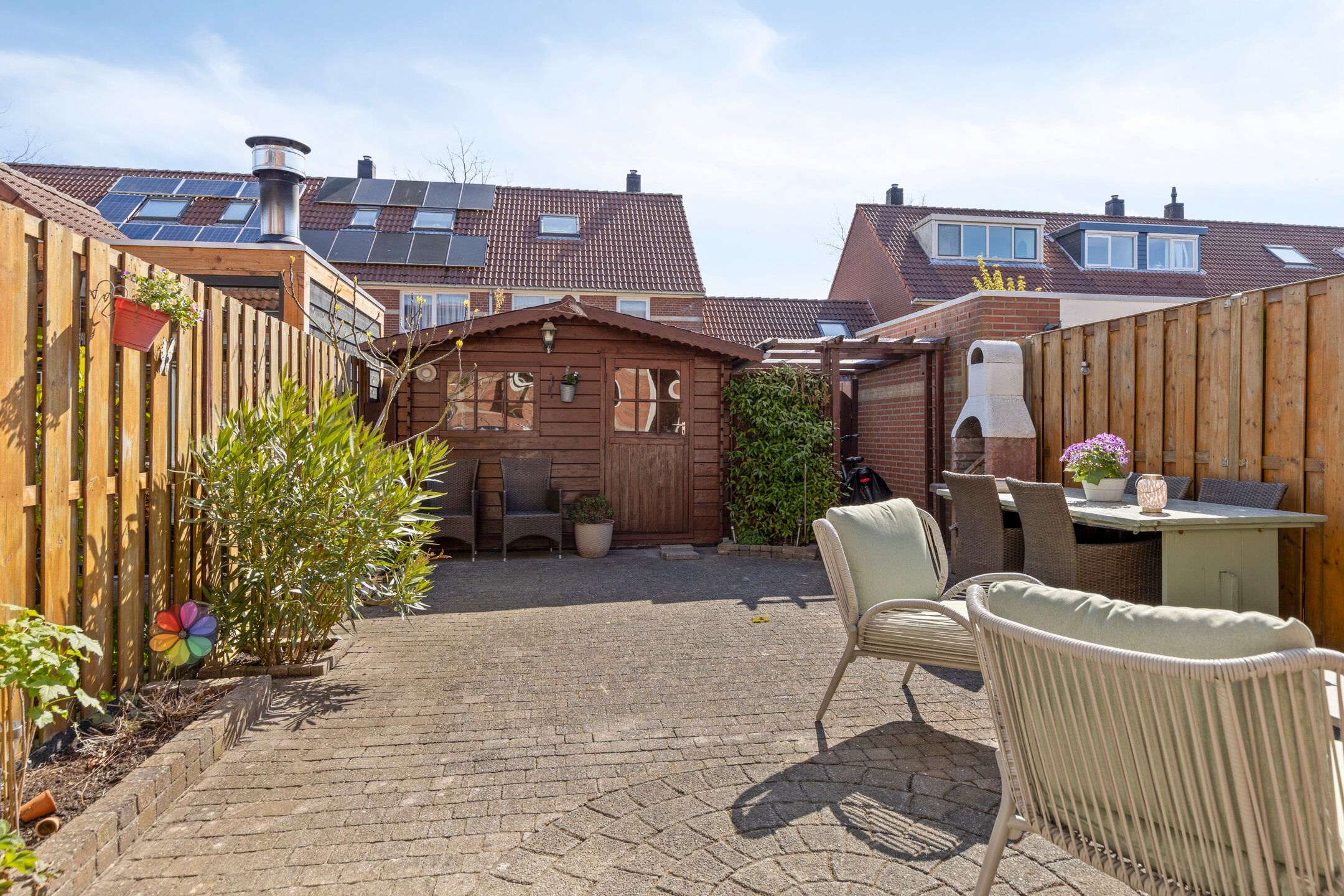 Well-maintained terraced home with private parking and sunny backyard — 24