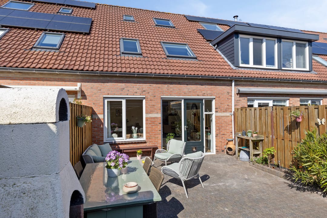 Well-maintained terraced home with private parking and sunny backyard — 23