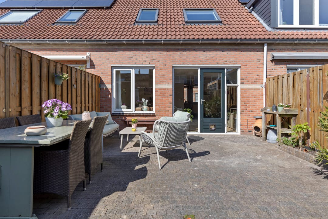 Well-maintained terraced home with private parking and sunny backyard — 22