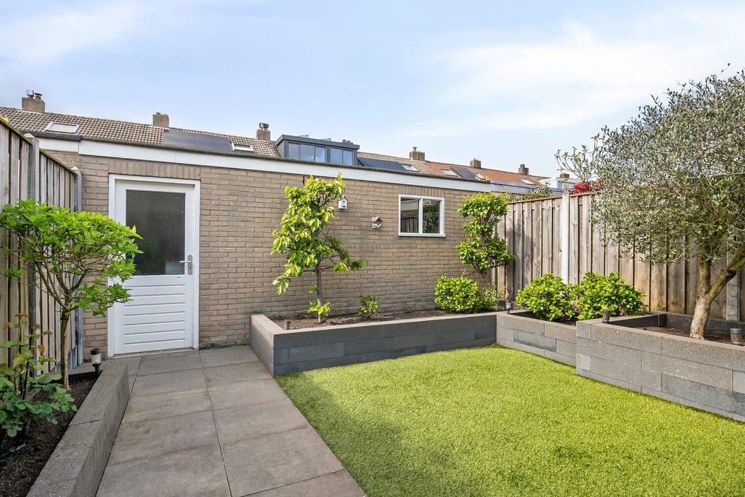Modernized Terraced House with Garden Canopy in Den Bosch — 28