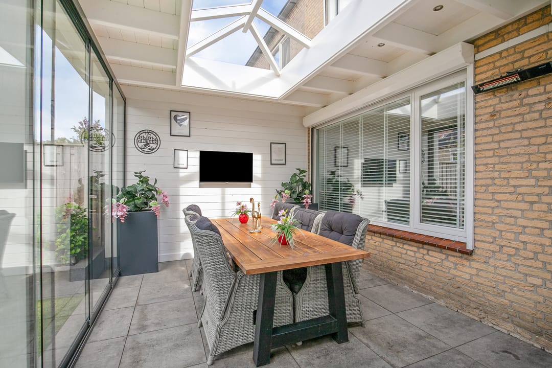 Modernized Terraced House with Garden Canopy in Den Bosch — 26