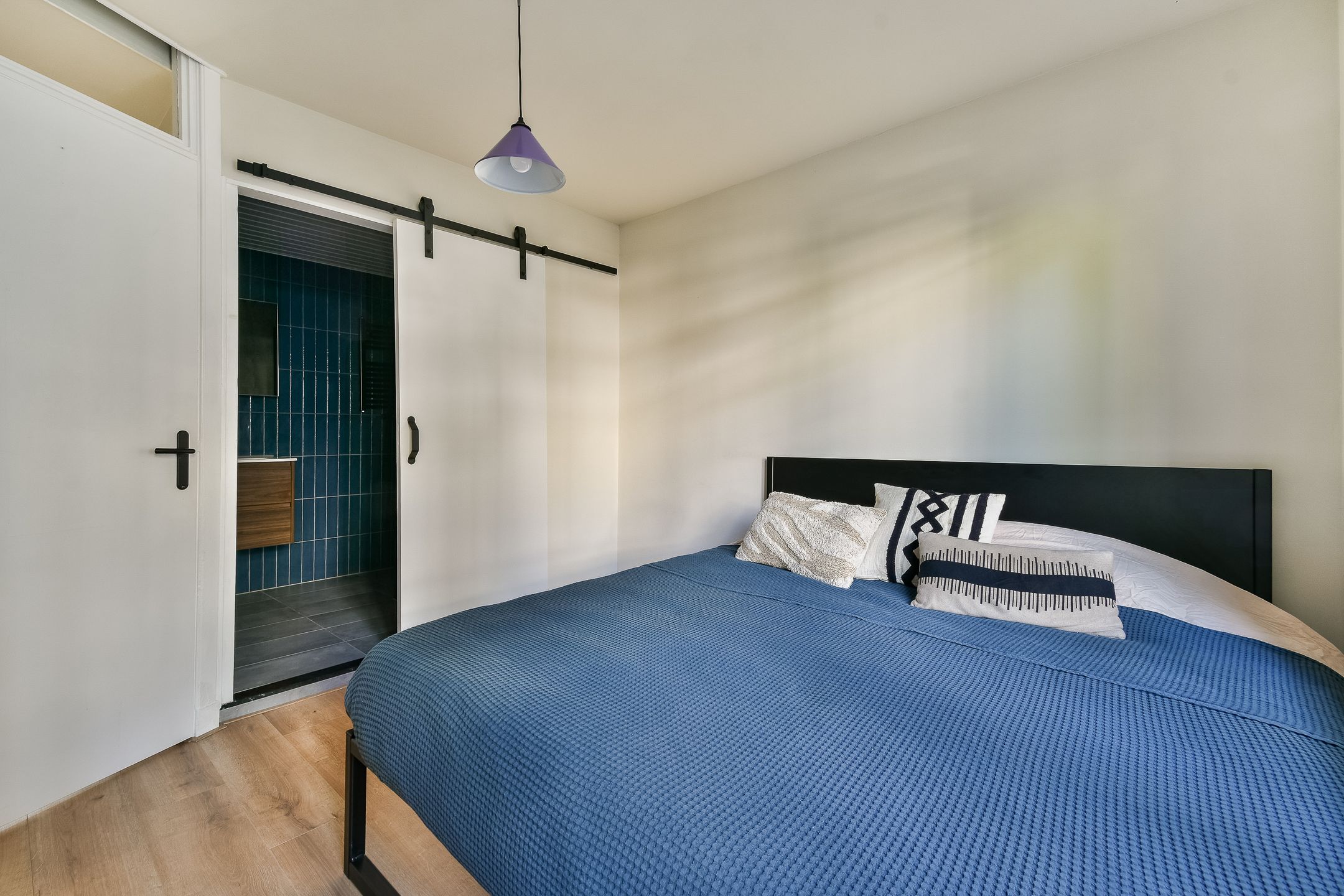 Renovated 3-Room Apartment with Water Views and Sunny West-Facing Balcony in De Baarsjes — 15
