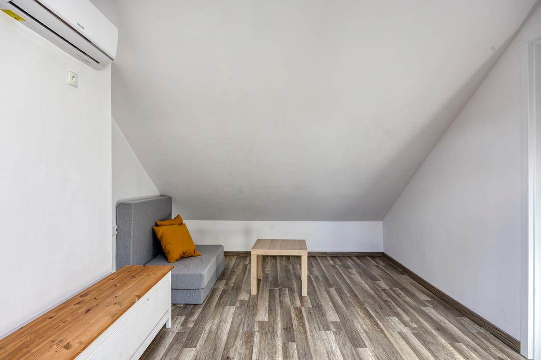 Spacious Move-In Ready Terraced House with Solar Panels in Best — 26