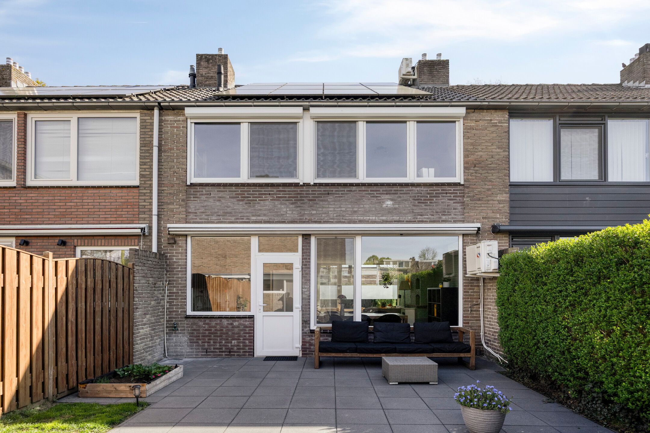 Spacious Move-In Ready Terraced House with Solar Panels in Best — 27
