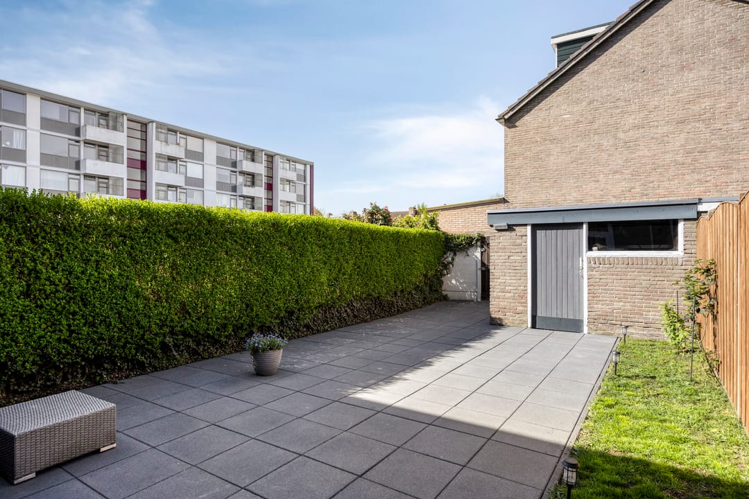 Spacious Move-In Ready Terraced House with Solar Panels in Best — 28
