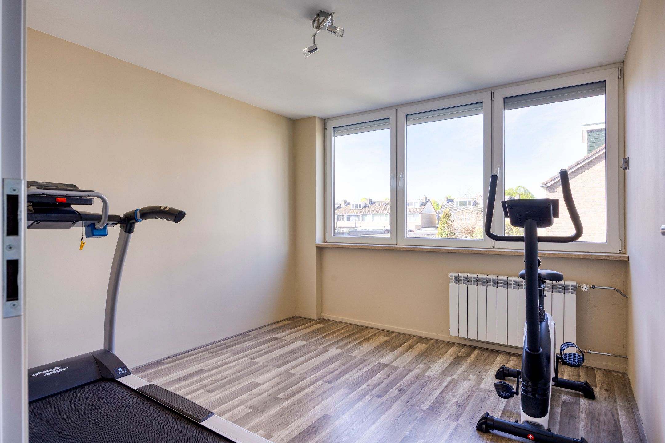Spacious Move-In Ready Terraced House with Solar Panels in Best — 21
