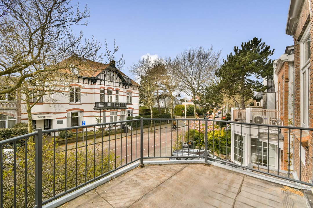 Charming Semi-Detached House with Large Garden Near Dunes — 23