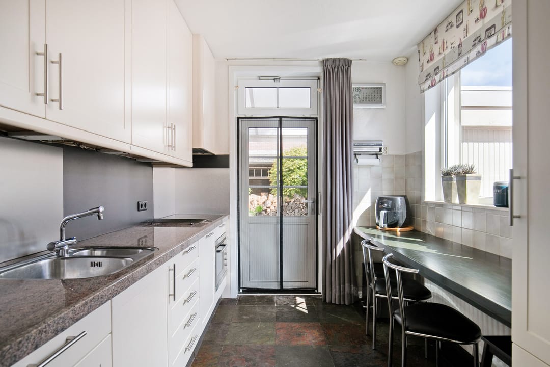 Photo 11 of Irenestraat 10