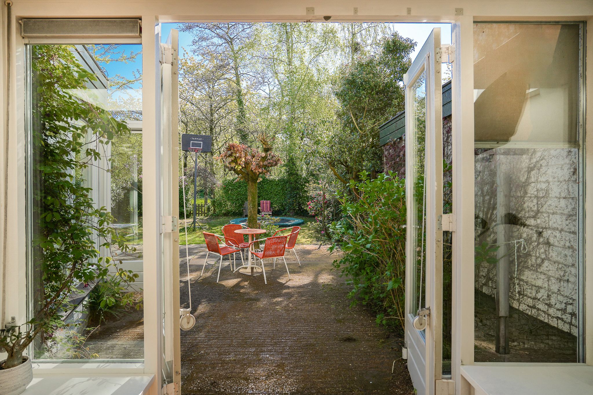 Spacious End Terraced Home with Free Views and Green Surroundings — 18