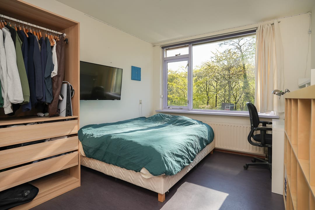 Spacious End Terraced Home with Free Views and Green Surroundings — 26