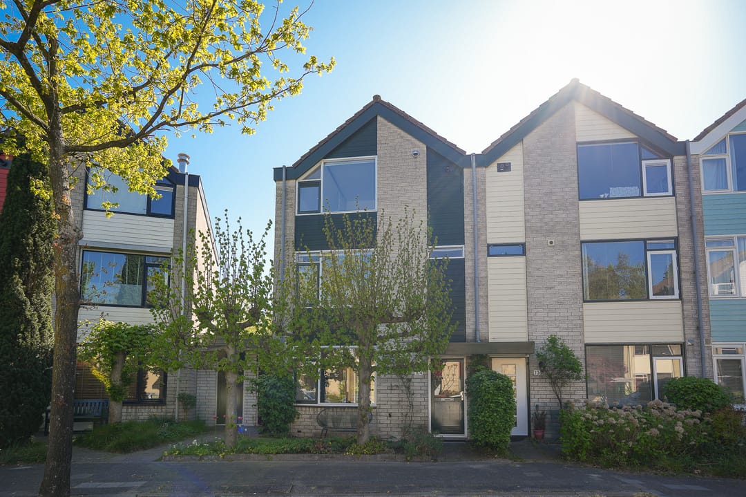 Spacious End Terraced Home with Free Views and Green Surroundings — 53