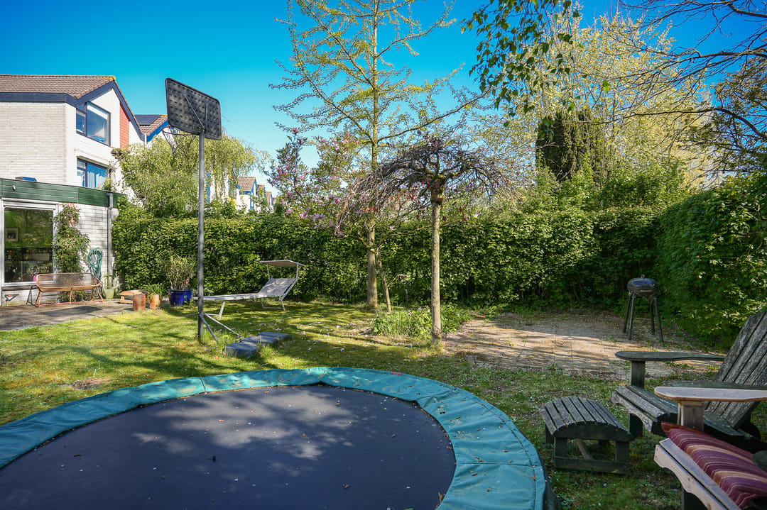 Spacious End Terraced Home with Free Views and Green Surroundings — 46