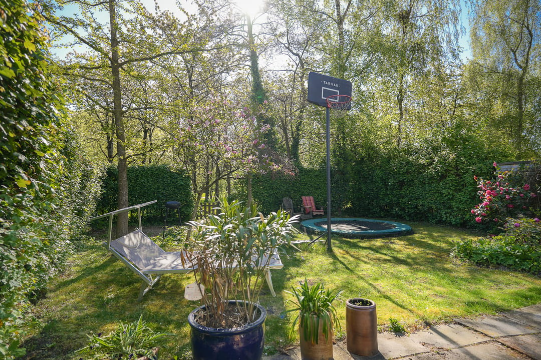 Spacious End Terraced Home with Free Views and Green Surroundings — 43