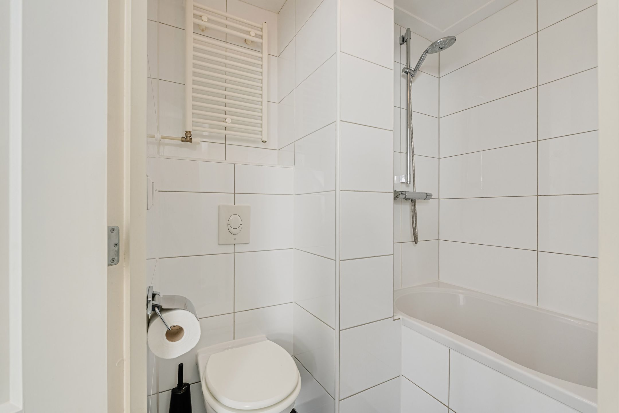 Spacious Bright Upper Apartment with Rooftop Terrace in Oud West — 24