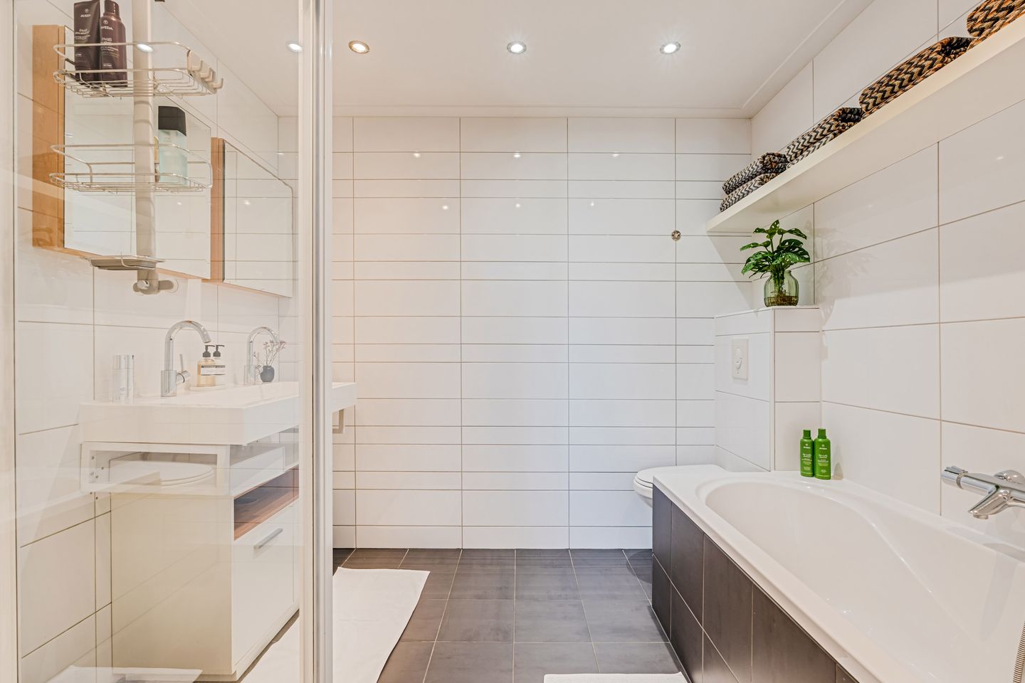 Spacious Bright Upper Apartment with Rooftop Terrace in Oud West — 19