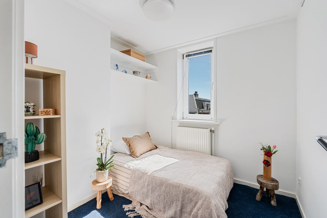 Spacious Bright Upper Apartment with Rooftop Terrace in Oud West — 23