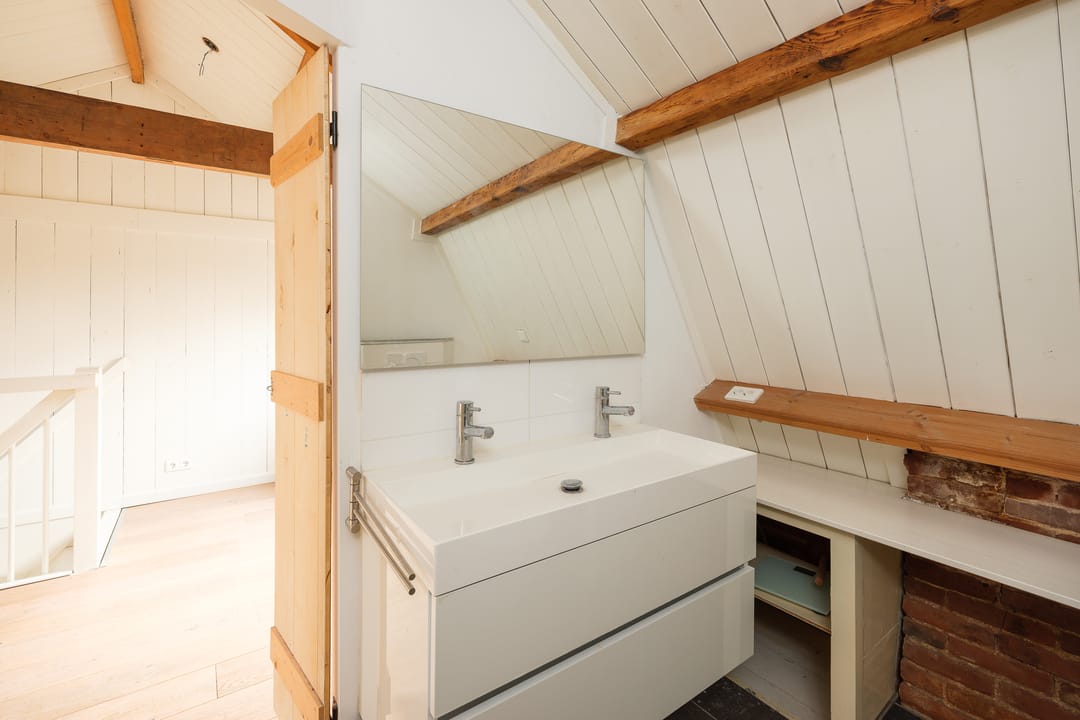 Atmospheric Upper Floor Apartment in Heart of De Bilt — 17
