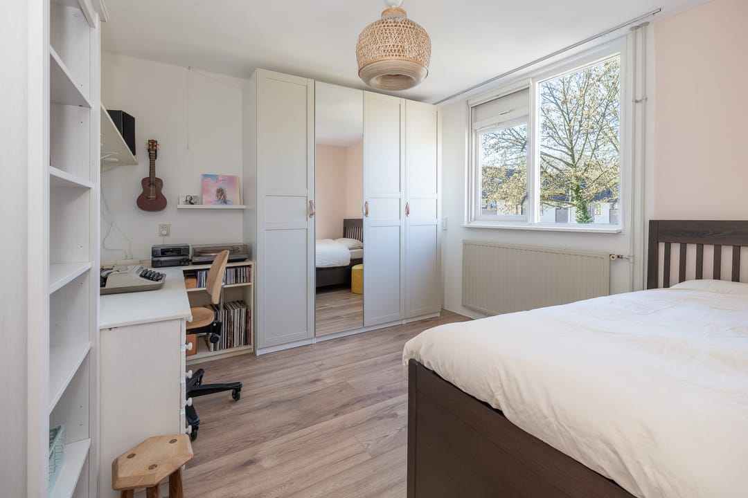 Comfortable Corner House with Garage and Sunny Garden — 16