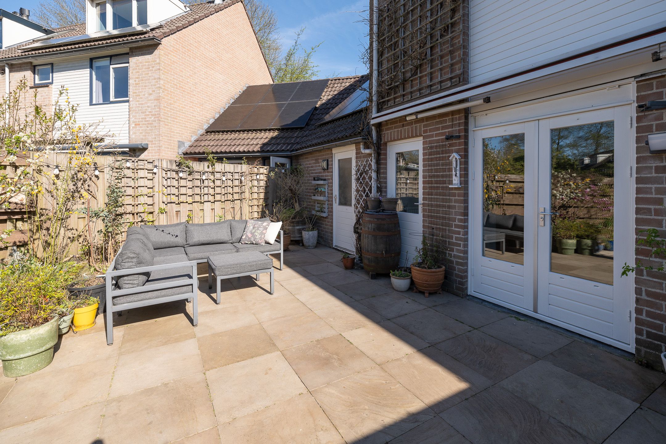 Comfortable Corner House with Garage and Sunny Garden — 33