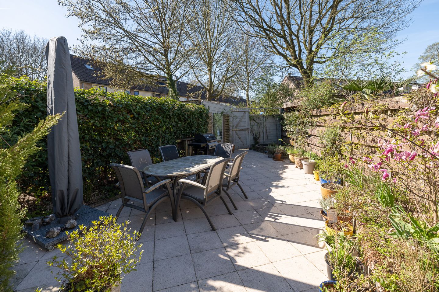 Comfortable Corner House with Garage and Sunny Garden — 35