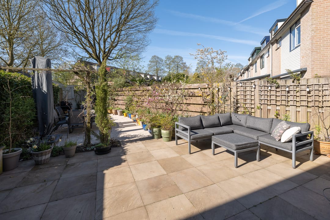 Comfortable Corner House with Garage and Sunny Garden — 31