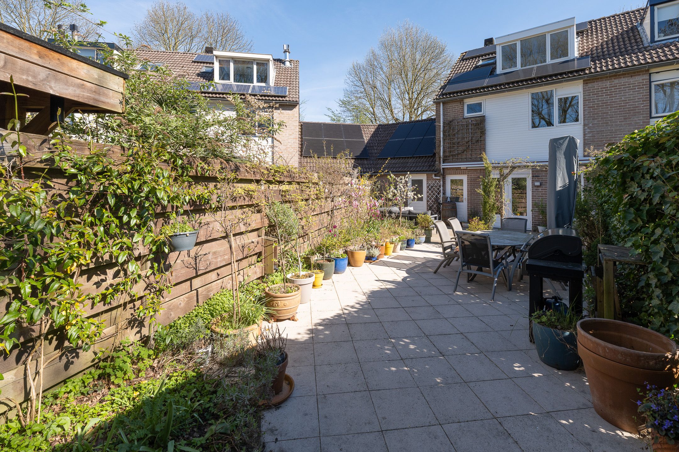 Comfortable Corner House with Garage and Sunny Garden — 36