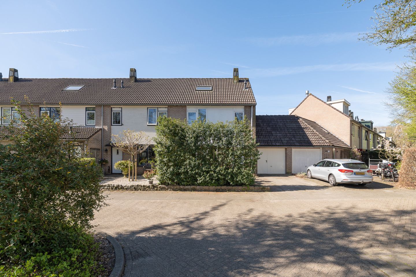 Comfortable Corner House with Garage and Sunny Garden — 40