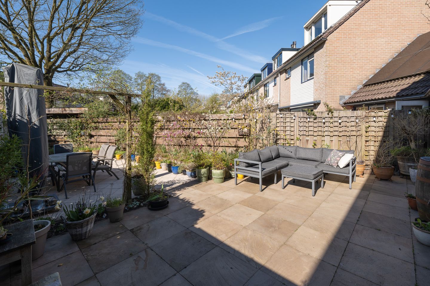Comfortable Corner House with Garage and Sunny Garden — 34