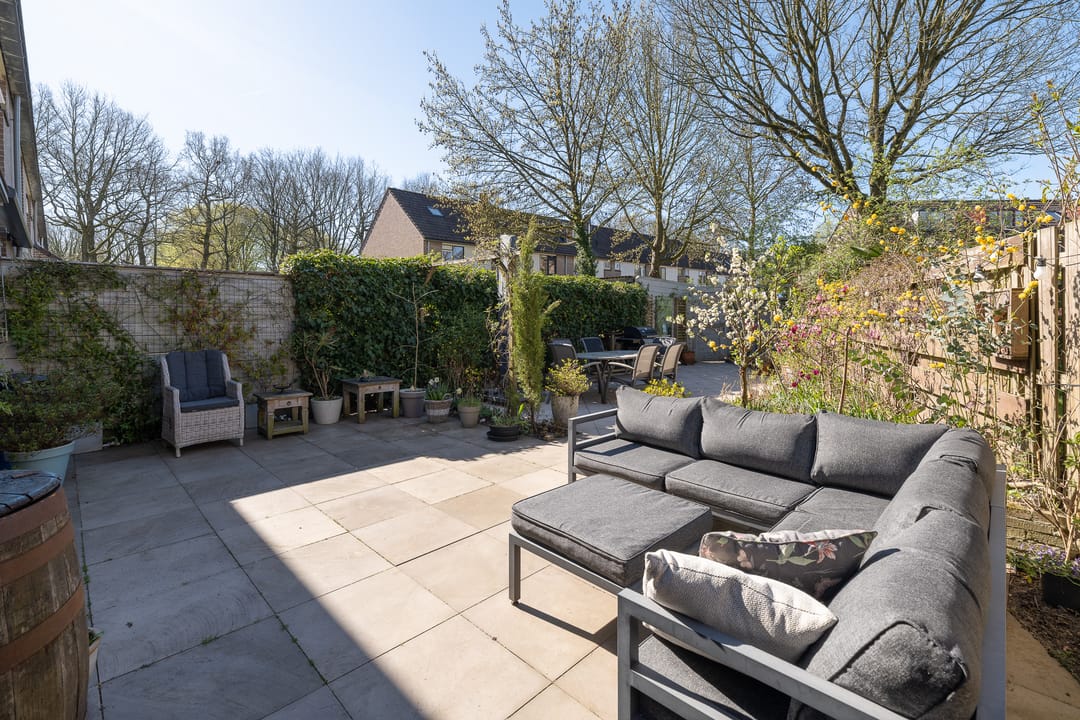 Comfortable Corner House with Garage and Sunny Garden — 32