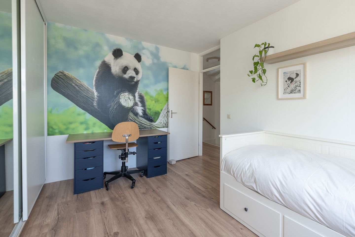 Comfortable Corner House with Garage and Sunny Garden — 19