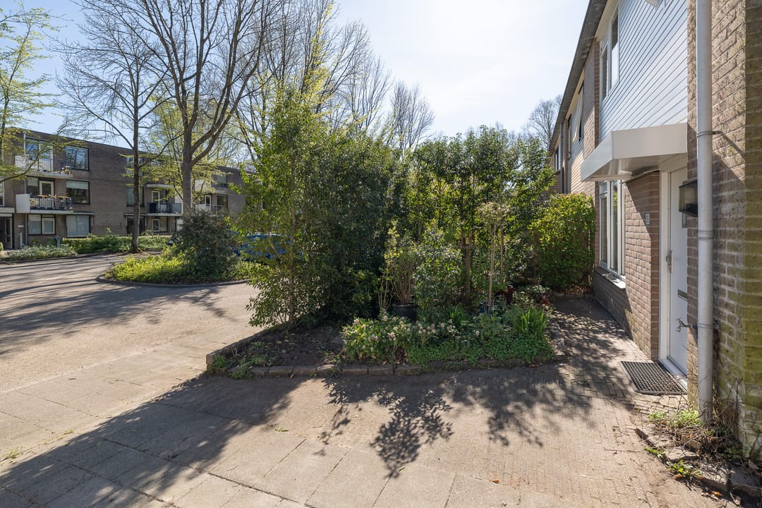 Comfortable Corner House with Garage and Sunny Garden — 37