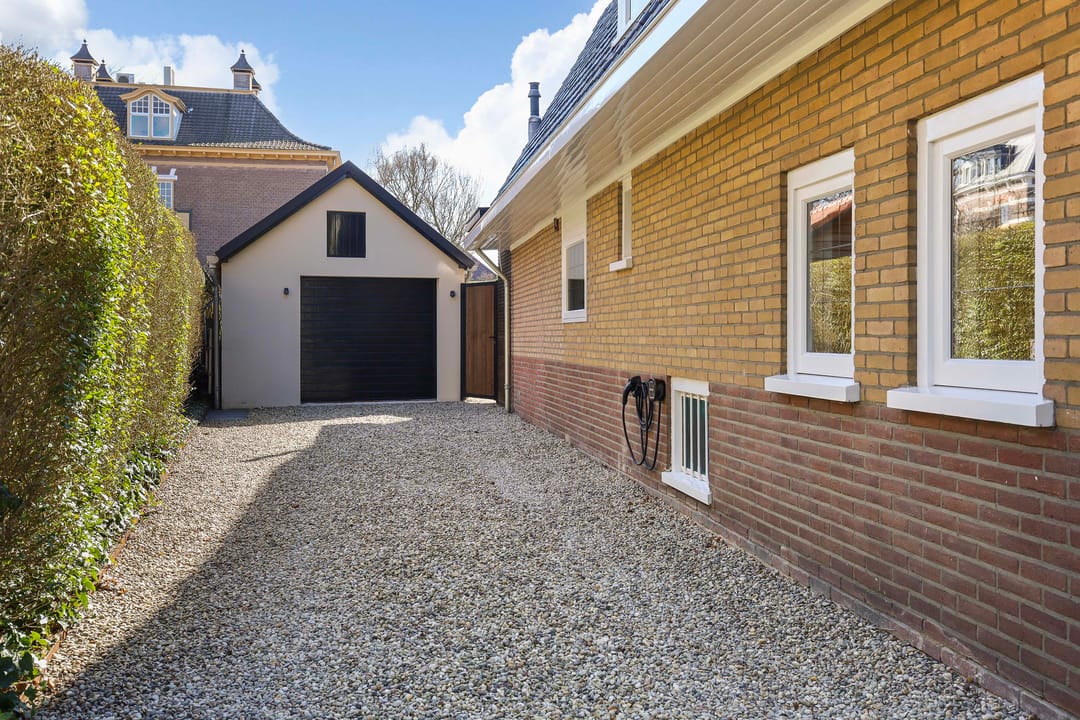 Luxurious villa with private driveway in the sought-after De Parken district of Apeldoorn — 56