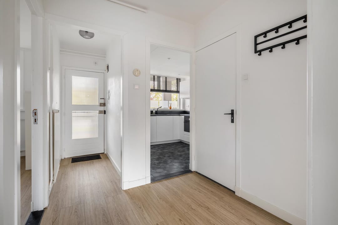 Bright 3-room apartment with sunny south-facing balcony — 17