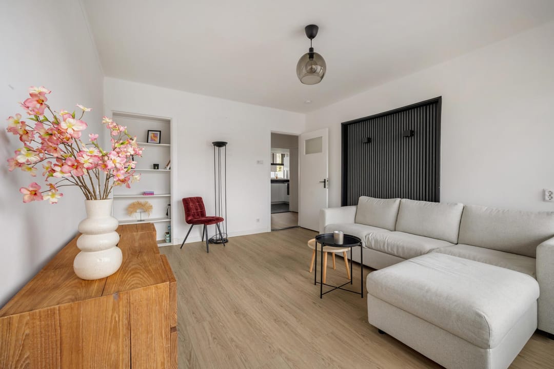 Bright 3-room apartment with sunny south-facing balcony — 23