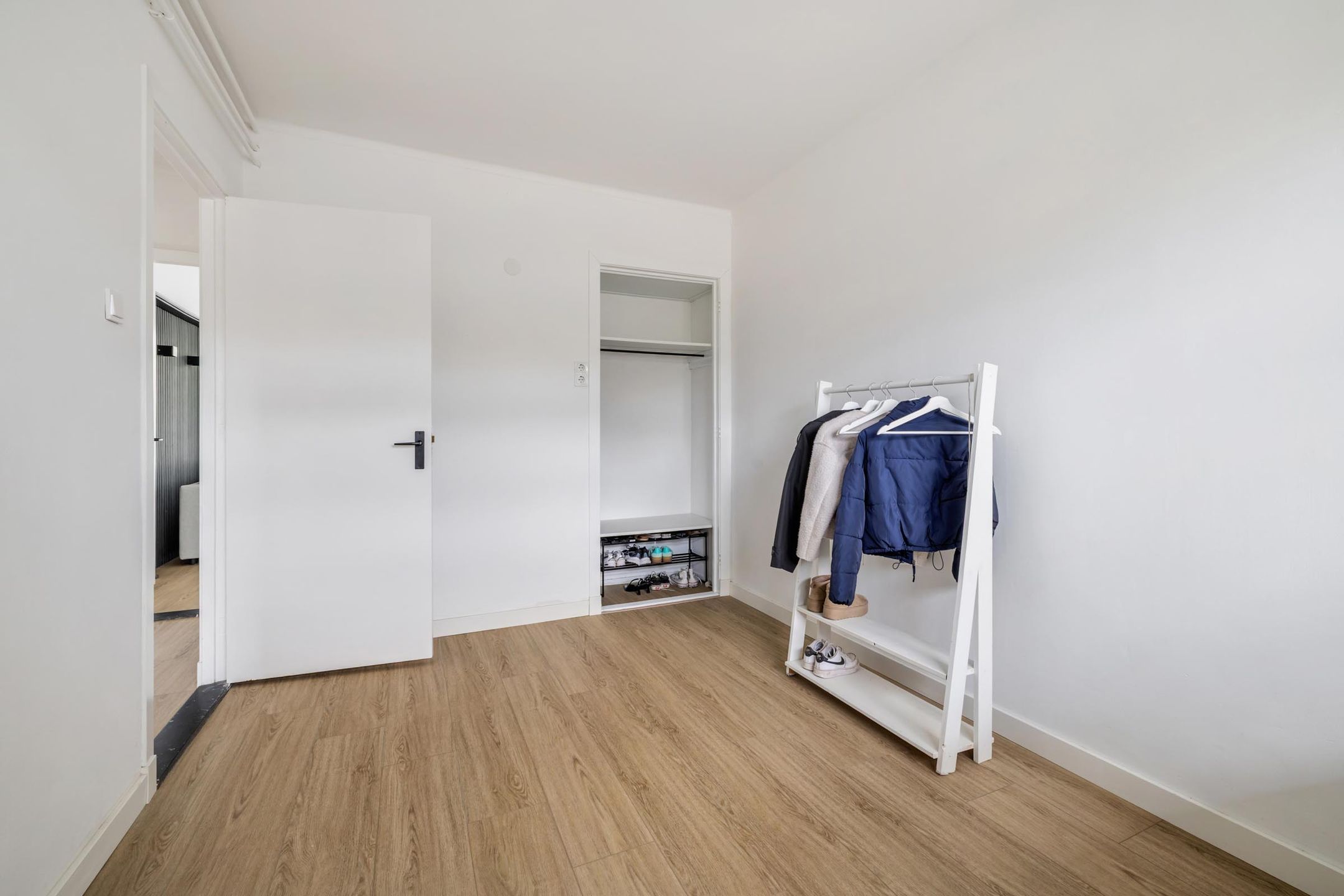 Bright 3-room apartment with sunny south-facing balcony — 27