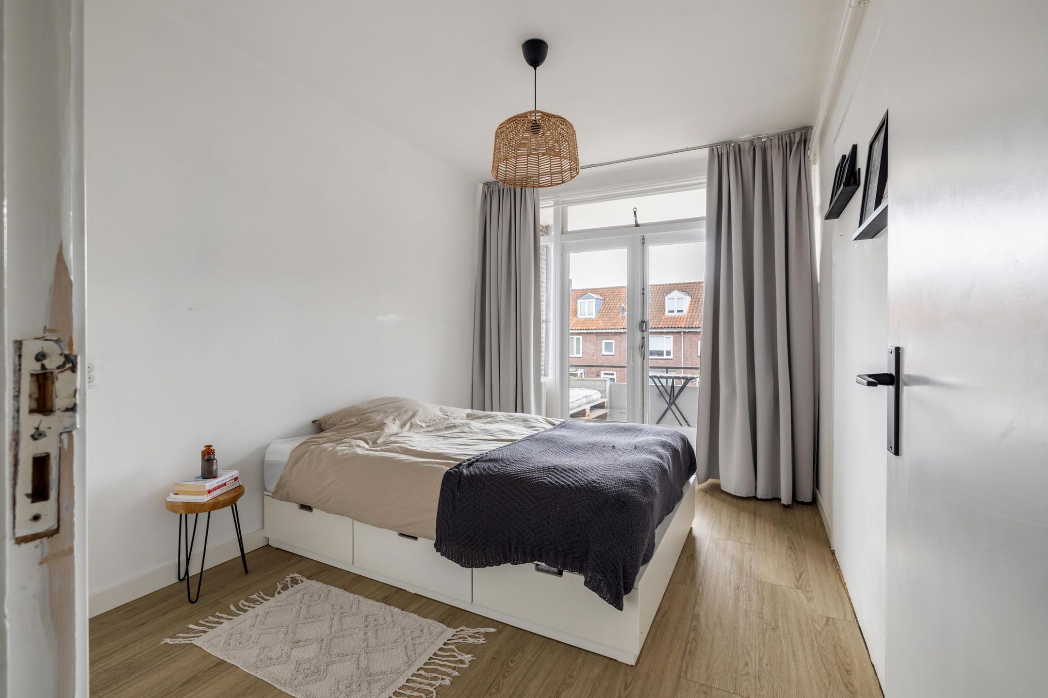 Bright 3-room apartment with sunny south-facing balcony — 33